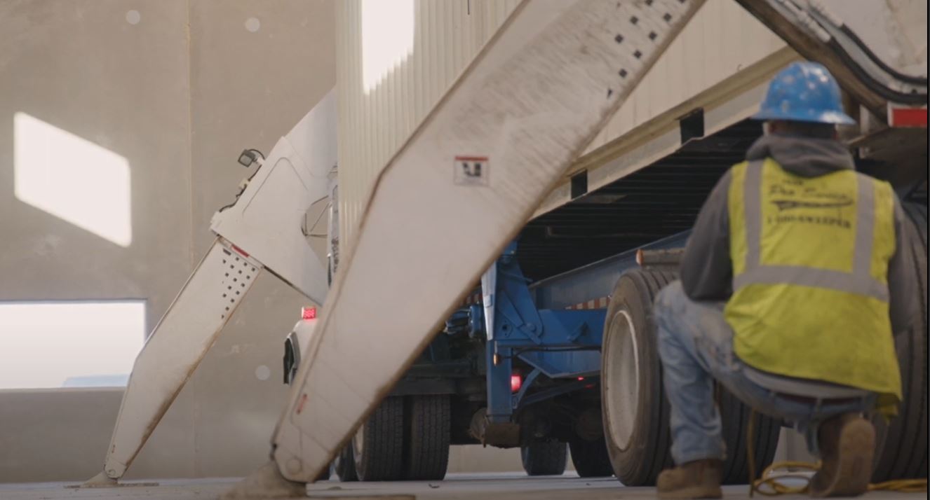 Side-loader truck with stabilizing arms